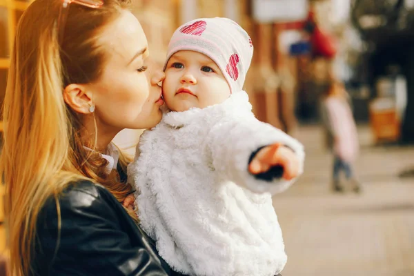 Küçük kızı olan genç bir anne. — Stok fotoğraf