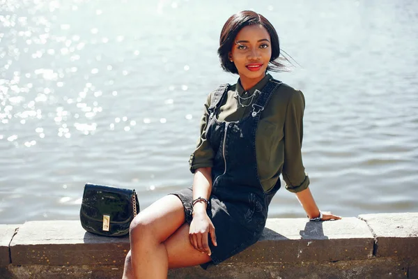 Menina preta na moda em um parque — Fotografia de Stock