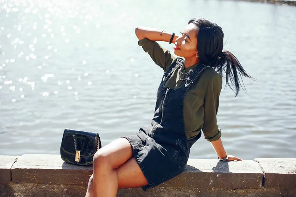 Menina preta na moda em um parque — Fotografia de Stock