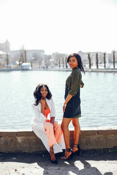 Meninas negras na moda em um parque — Fotografia de Stock