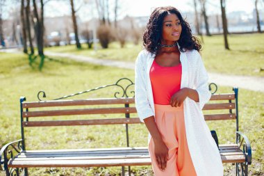 bir parkta şık siyah kız