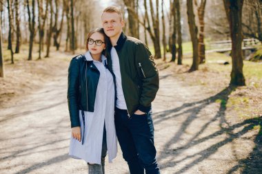 Bir ormandaki şirin çift