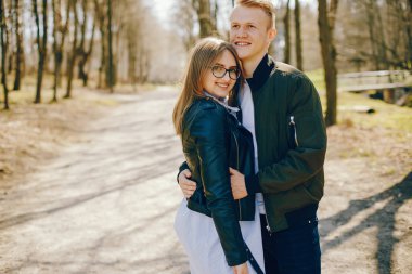 Bir ormandaki şirin çift