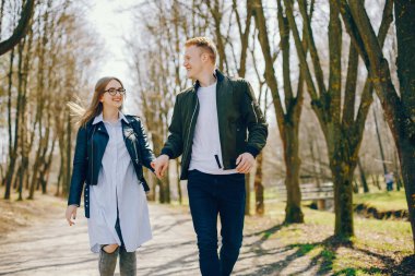 Bir ormandaki şirin çift