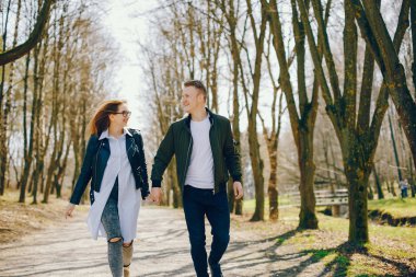 Bir ormandaki şirin çift