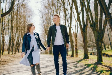 Bir ormandaki şirin çift