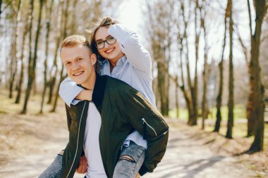 Bir ormandaki şirin çift