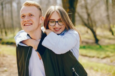 Bir ormandaki şirin çift