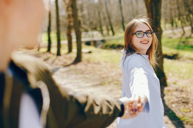 Bir ormandaki şirin çift