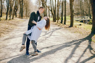 Bir ormandaki şirin çift