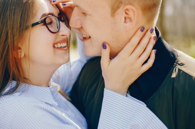 Bir ormandaki şirin çift