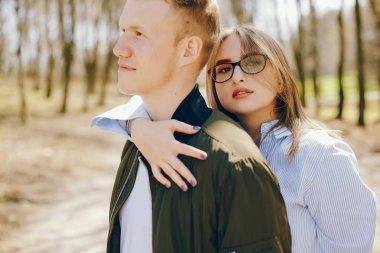 Bir ormandaki şirin çift