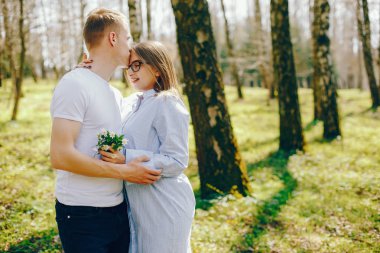 Bir ormandaki şirin çift