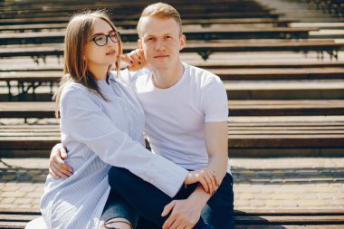 Bir ormandaki şirin çift