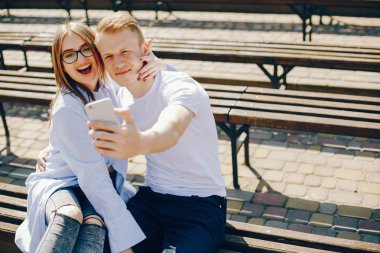 Bir ormandaki şirin çift