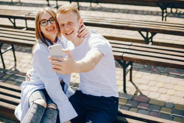 Bir ormandaki şirin çift