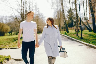 Bir ormandaki şirin çift