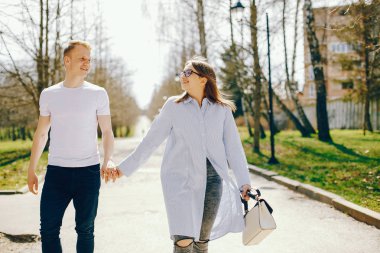 Bir ormandaki şirin çift