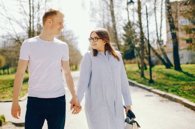 Bir ormandaki şirin çift