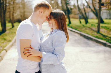 Bir ormandaki şirin çift