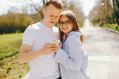 Bir ormandaki şirin çift