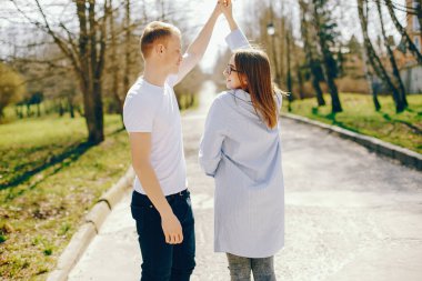 Bir ormandaki şirin çift