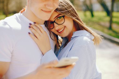 Bir ormandaki şirin çift