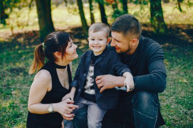 Bir parkta sevimli aile