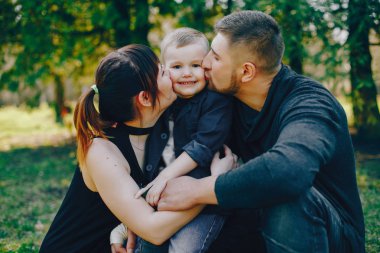 Bir parkta sevimli aile