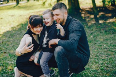 Bir parkta sevimli aile