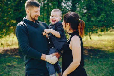 Bir parkta sevimli aile