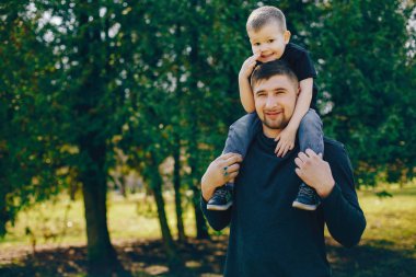 küçük oğlu ile yakışıklı baba