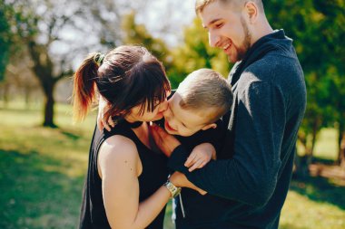 Bir parkta sevimli aile