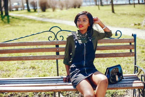 Fashionabla svart flicka i en park — Stockfoto