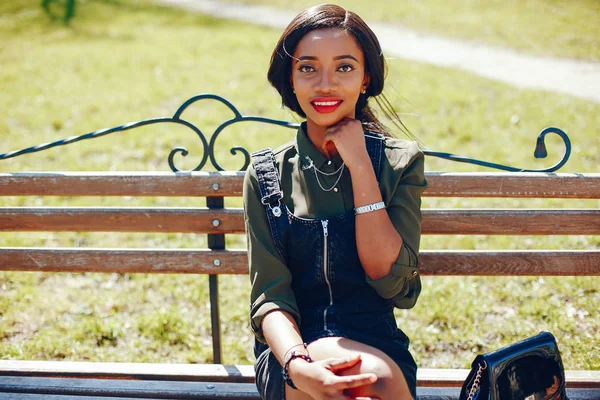 Menina preta na moda em um parque — Fotografia de Stock