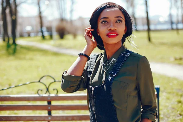 Menina preta na moda em um parque — Fotografia de Stock