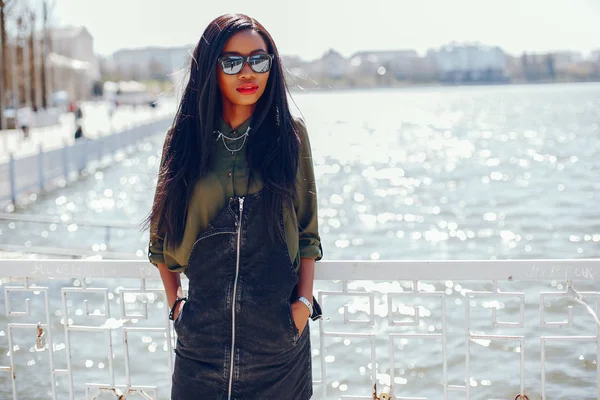 Menina preta na moda em um parque — Fotografia de Stock