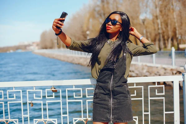 Menina preta na moda em um parque — Fotografia de Stock