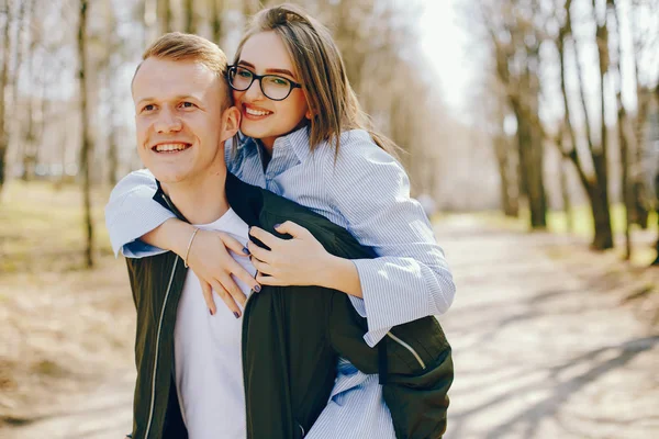 Söt par i en skog — Stockfoto