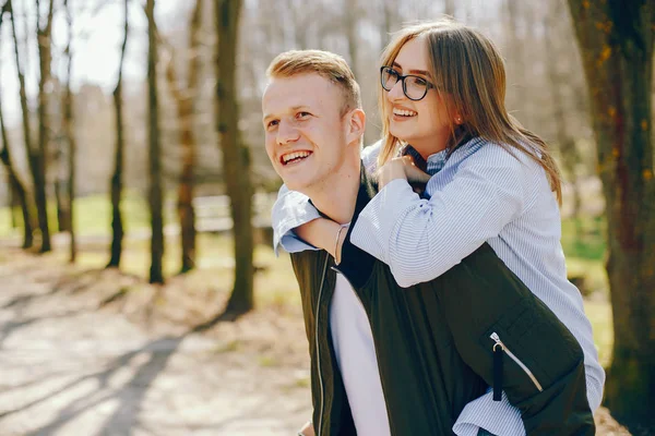 Linda pareja en un bosque — Foto de Stock