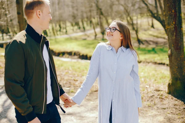 Casal bonito em uma floresta — Fotografia de Stock