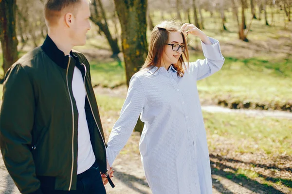 Casal bonito em uma floresta — Fotografia de Stock