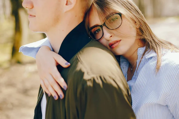 Linda pareja en un bosque —  Fotos de Stock