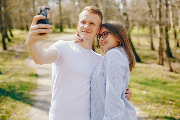 Linda pareja en un bosque —  Fotos de Stock