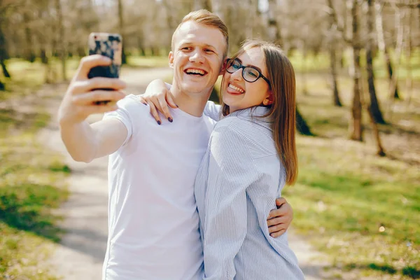 Linda pareja en un bosque —  Fotos de Stock