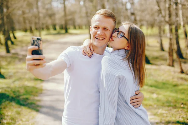 Söt par i en skog — Stockfoto