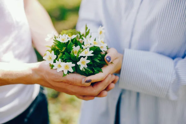 Söt par i en skog — Stockfoto