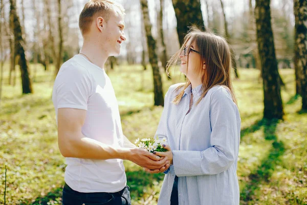 Söt par i en skog — Stockfoto