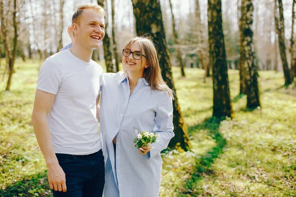 Söt par i en skog — Stockfoto