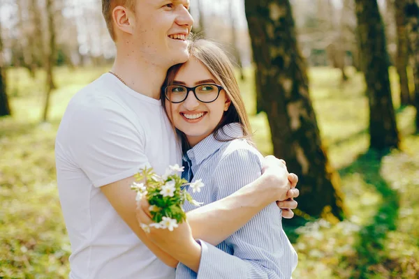 Roztomilý pár v lese — Stock fotografie